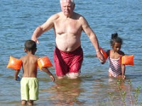 baignade avec ses petits-enfants